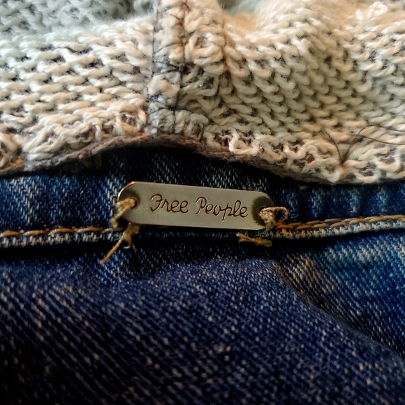 FREE PEOPLE Distressed Denim jacket with removable hood - Picture 2 of 8